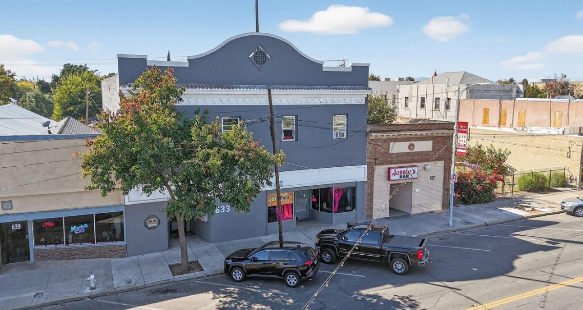 Detail Gallery Image 4 of 14 For 631 I St, Los Banos,  CA 93635 - – Beds | – Baths