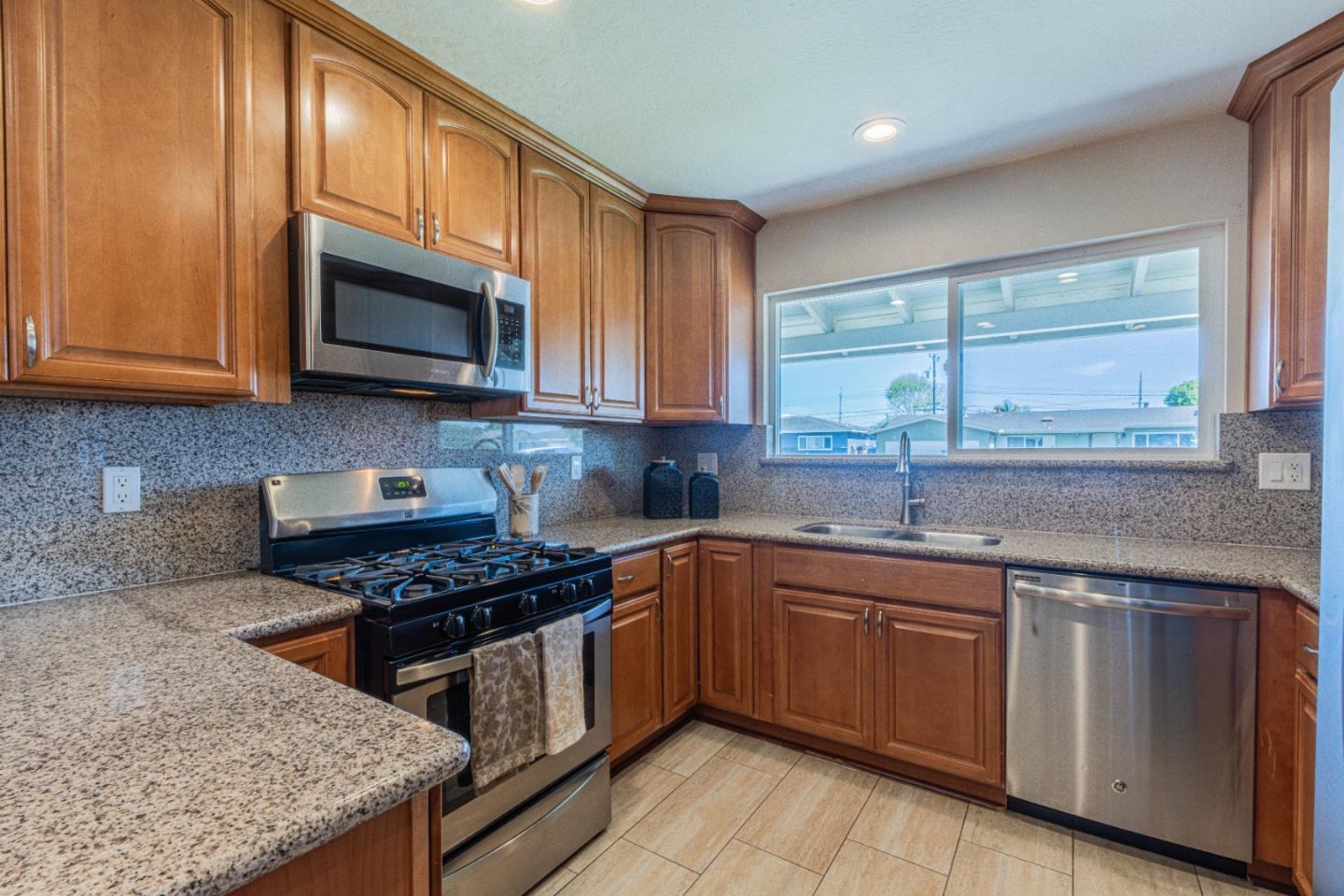 Detail Gallery Image 11 of 37 For 43 Saint Brendan Way, Salinas,  CA 93906 - 3 Beds | 2 Baths