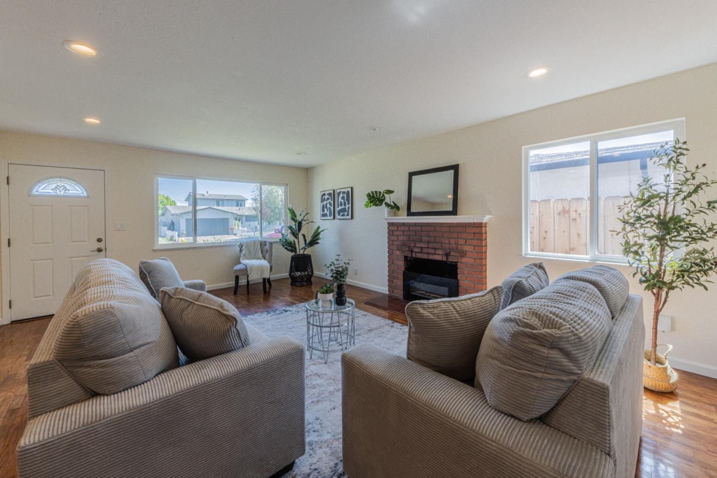 Detail Gallery Image 5 of 37 For 43 Saint Brendan Way, Salinas,  CA 93906 - 3 Beds | 2 Baths