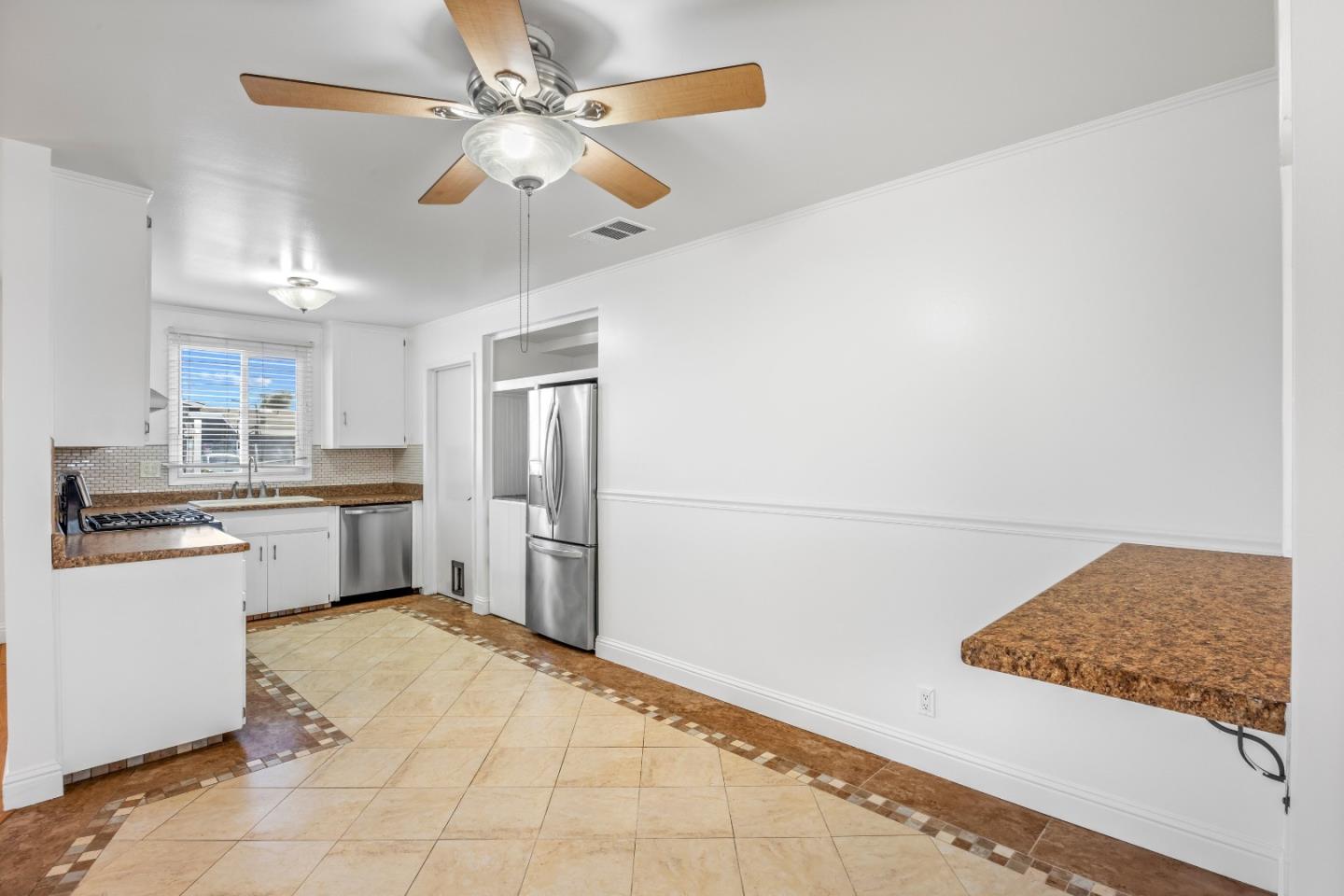 Detail Gallery Image 10 of 30 For 285 Kelton Dr, Salinas,  CA 93906 - 3 Beds | 1/1 Baths