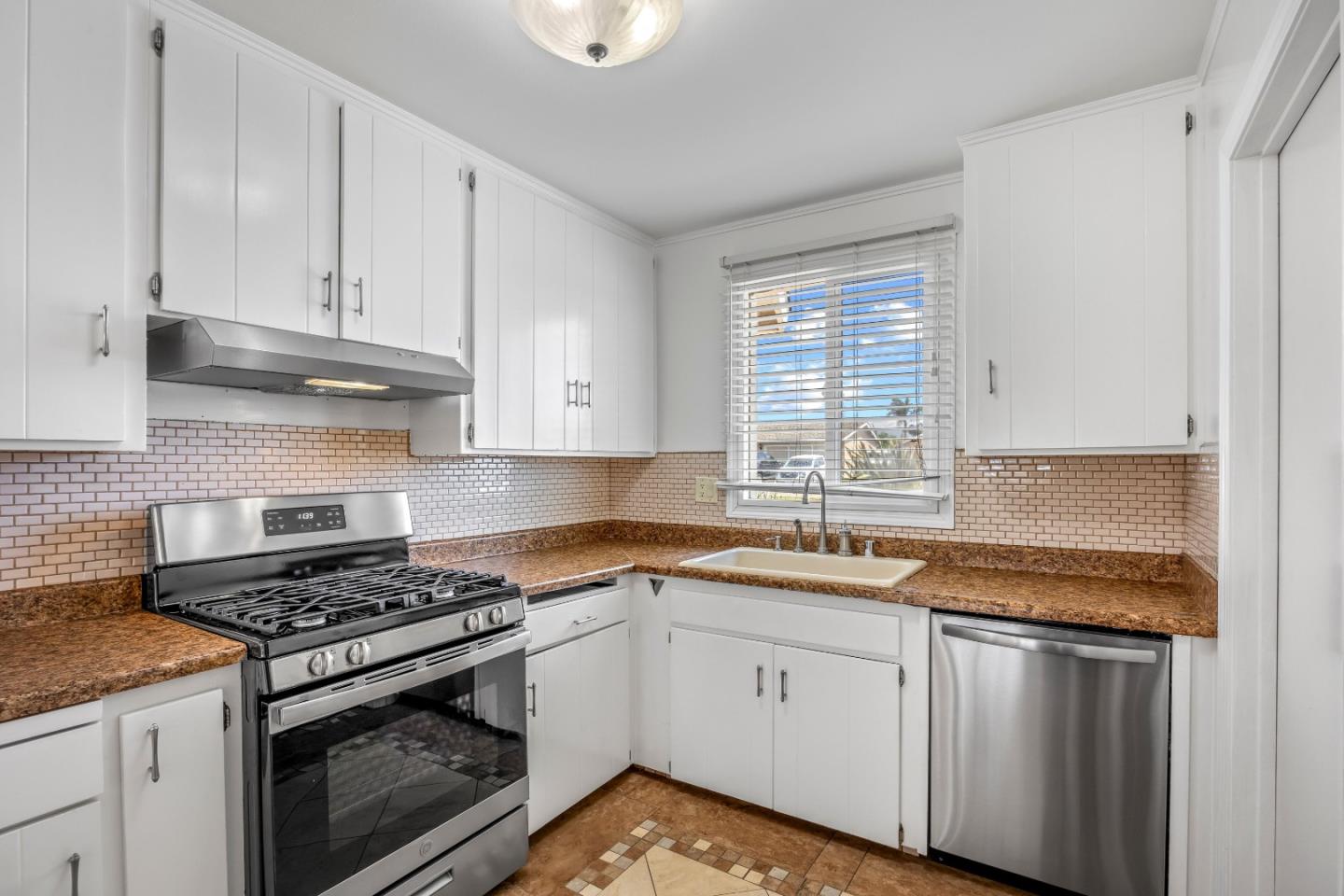 Detail Gallery Image 11 of 30 For 285 Kelton Dr, Salinas,  CA 93906 - 3 Beds | 1/1 Baths