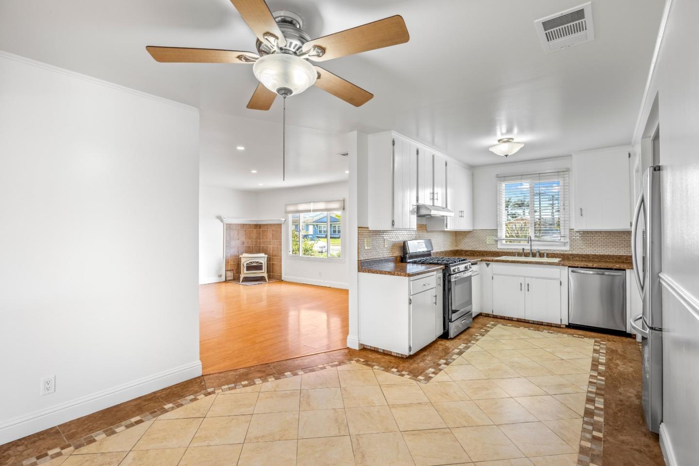 Detail Gallery Image 15 of 30 For 285 Kelton Dr, Salinas,  CA 93906 - 3 Beds | 1/1 Baths