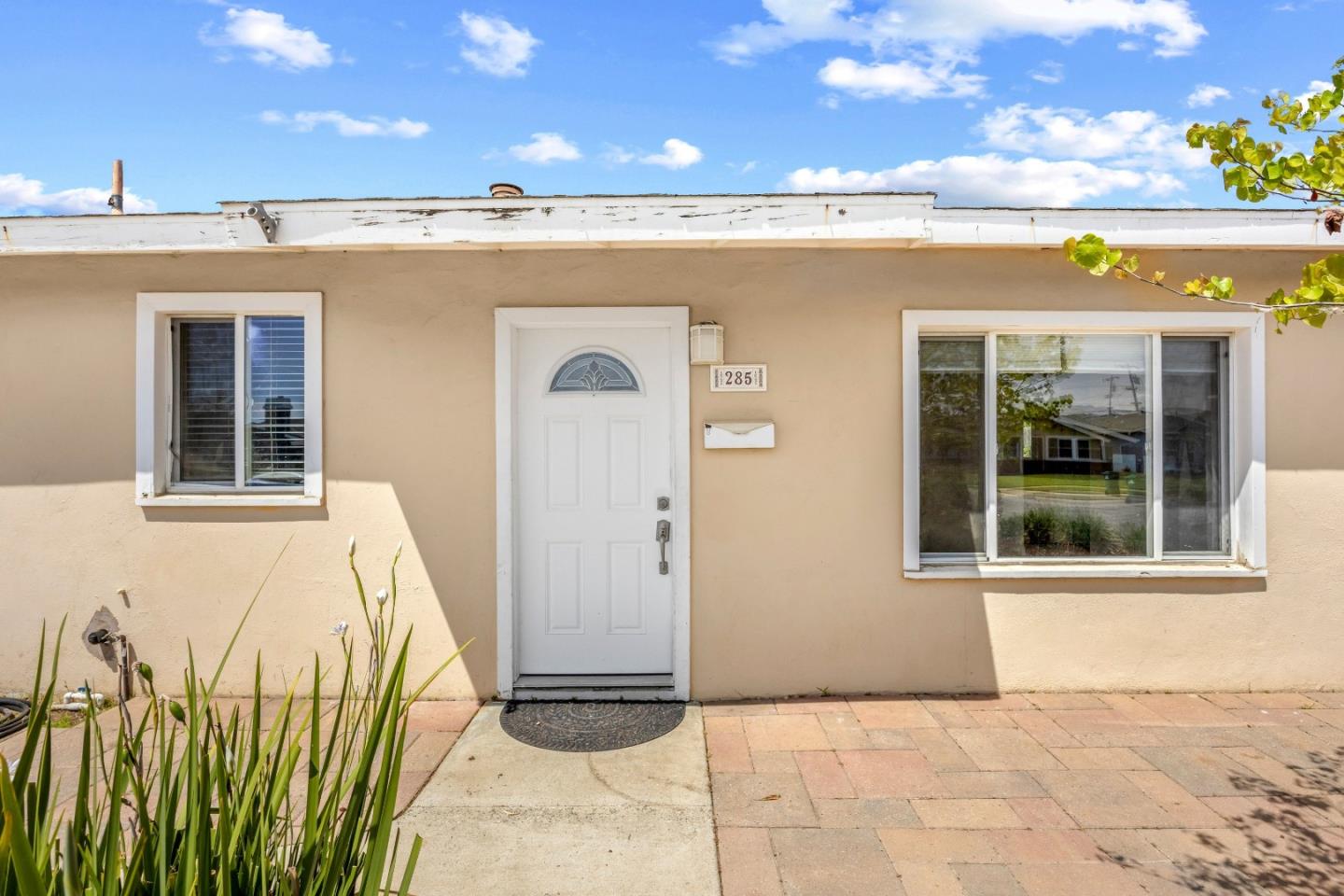 Detail Gallery Image 3 of 30 For 285 Kelton Dr, Salinas,  CA 93906 - 3 Beds | 1/1 Baths