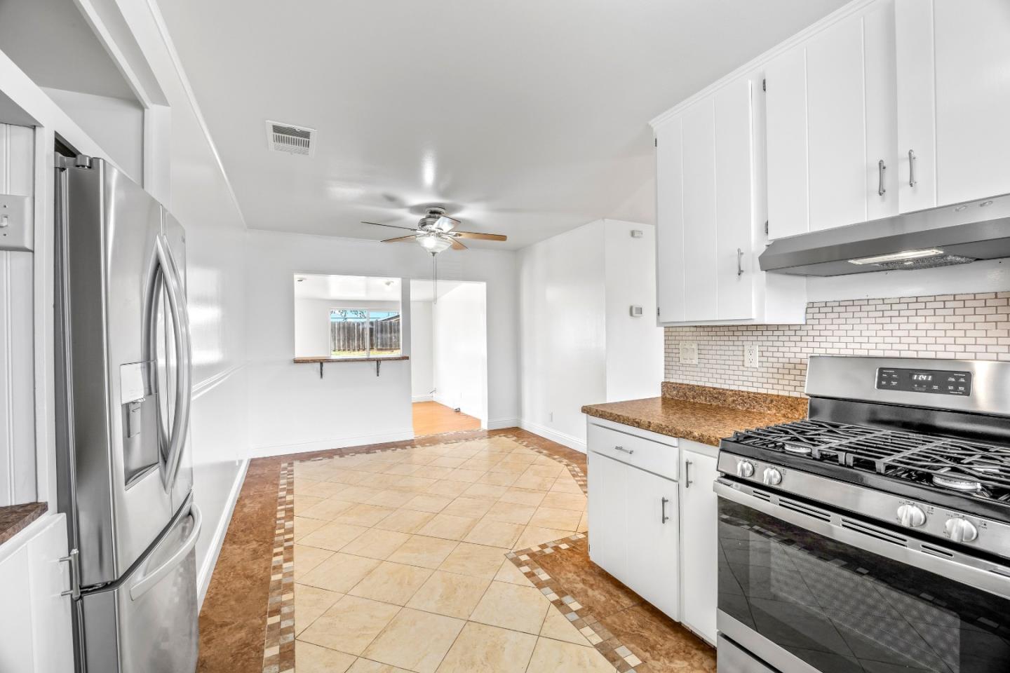 Detail Gallery Image 7 of 30 For 285 Kelton Dr, Salinas,  CA 93906 - 3 Beds | 1/1 Baths