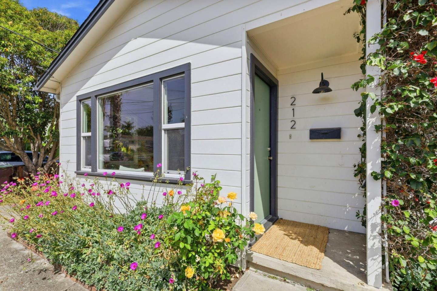 Detail Gallery Image 4 of 40 For 212 Darwin St, Santa Cruz,  CA 95062 - 2 Beds | 1 Baths