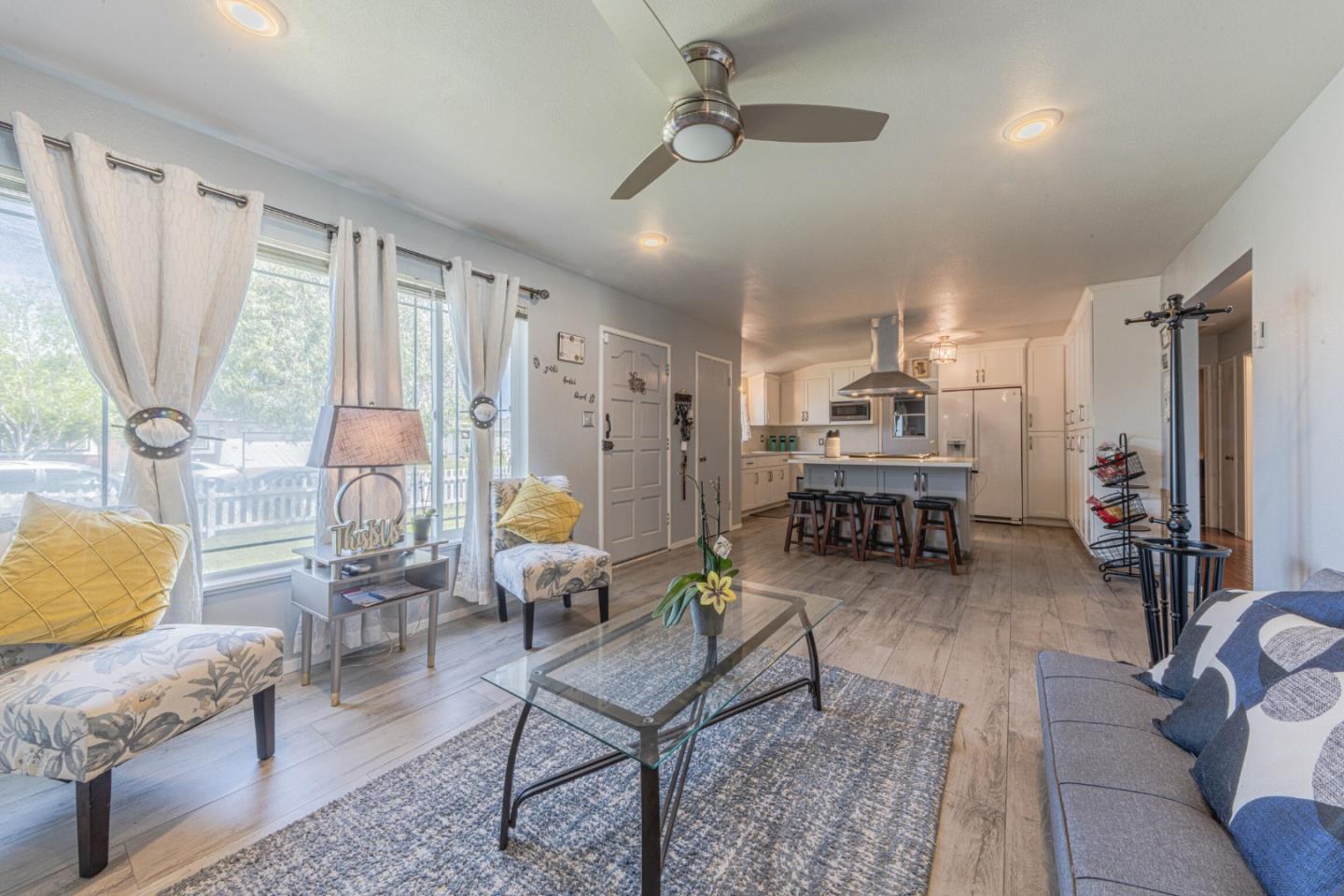 Detail Gallery Image 10 of 41 For 40 Saint Brendan Way, Salinas,  CA 93906 - 4 Beds | 3 Baths