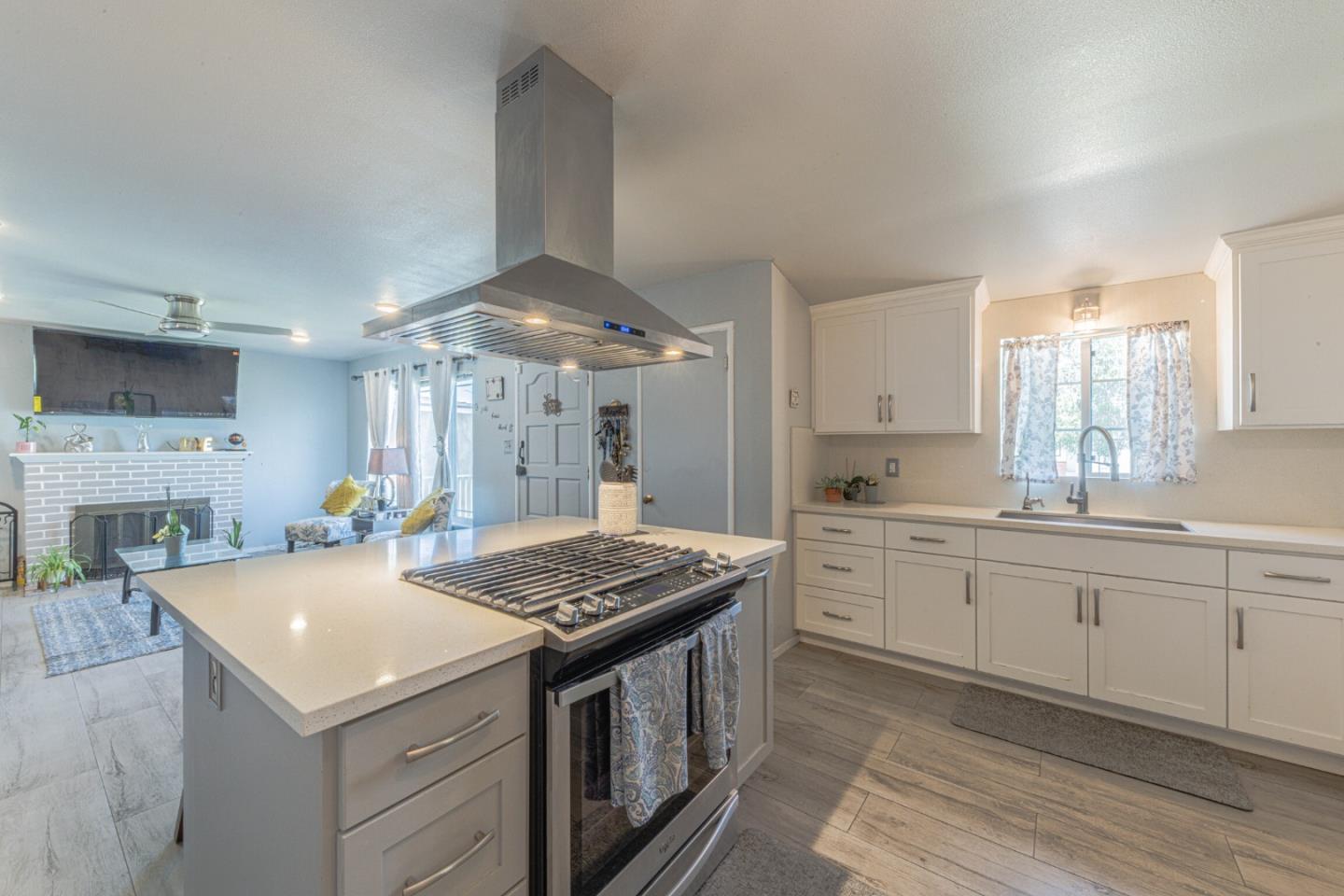 Detail Gallery Image 13 of 41 For 40 Saint Brendan Way, Salinas,  CA 93906 - 4 Beds | 3 Baths