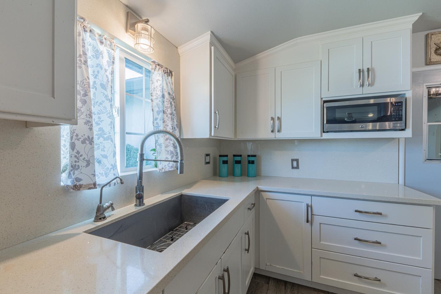 Detail Gallery Image 14 of 41 For 40 Saint Brendan Way, Salinas,  CA 93906 - 4 Beds | 3 Baths