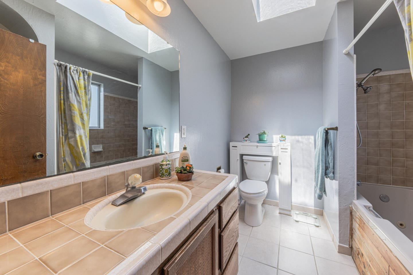 Detail Gallery Image 34 of 41 For 40 Saint Brendan Way, Salinas,  CA 93906 - 4 Beds | 3 Baths