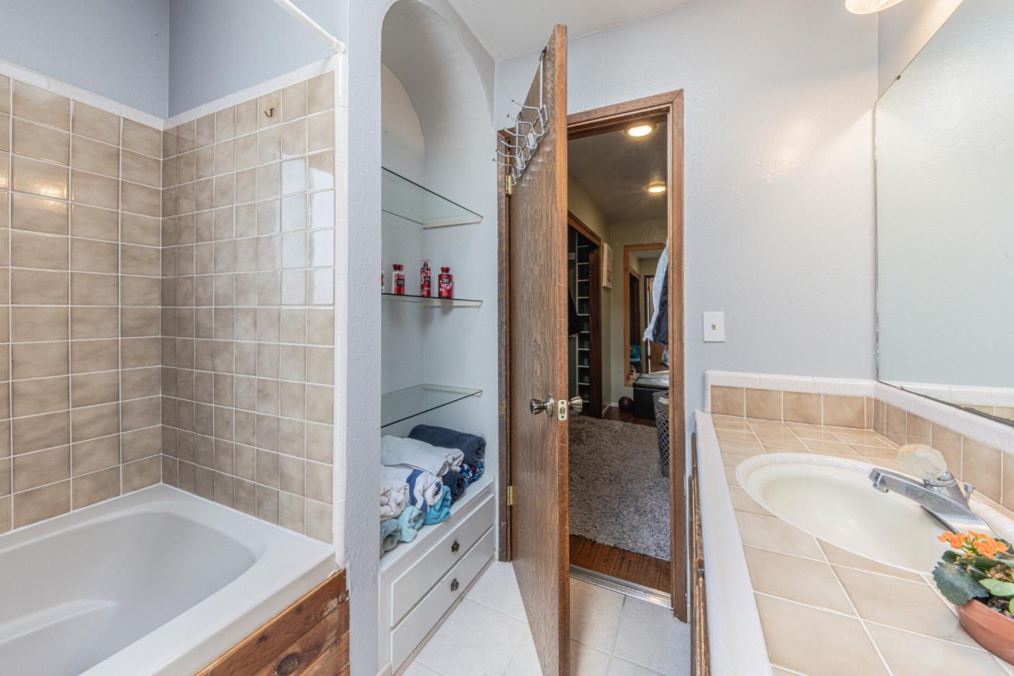 Detail Gallery Image 35 of 41 For 40 Saint Brendan Way, Salinas,  CA 93906 - 4 Beds | 3 Baths