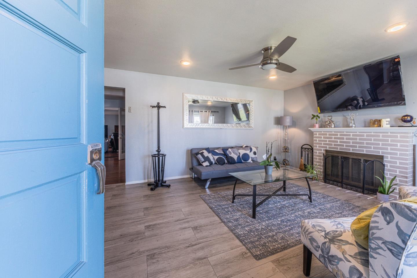 Detail Gallery Image 7 of 41 For 40 Saint Brendan Way, Salinas,  CA 93906 - 4 Beds | 3 Baths