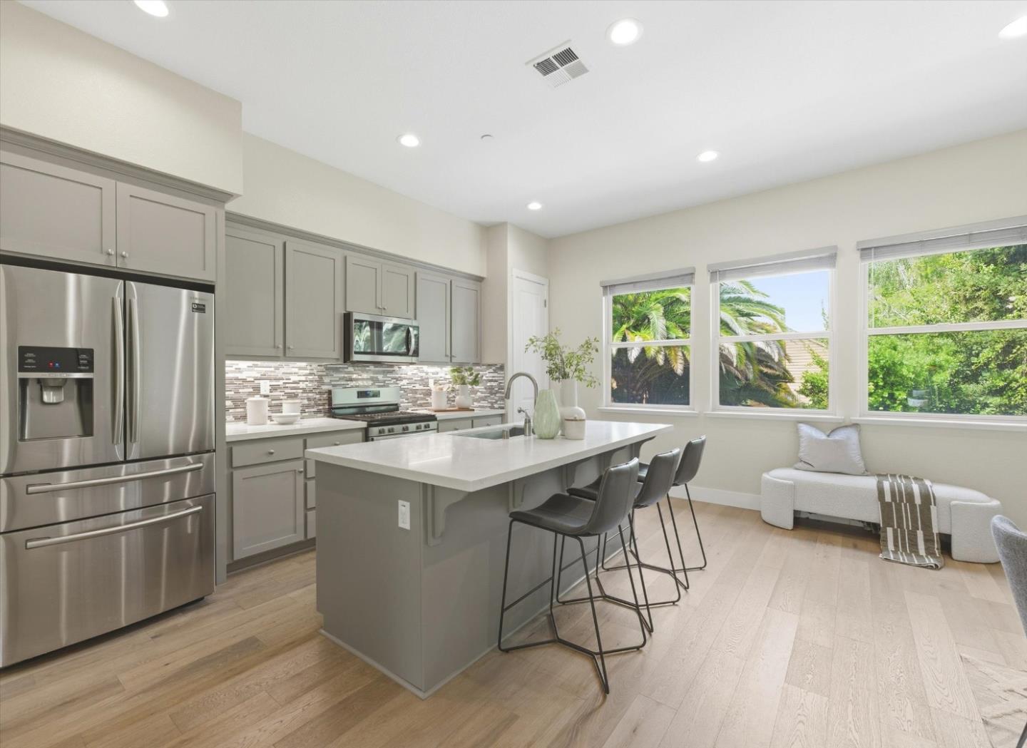 Detail Gallery Image 16 of 38 For 302 Cherokee Loop, Mountain View,  CA 94043 - 3 Beds | 3/1 Baths