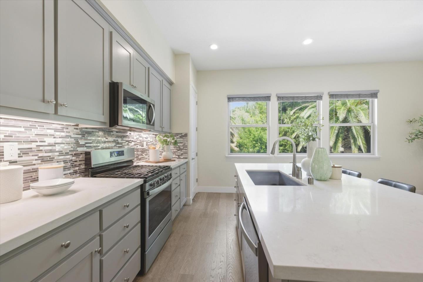 Detail Gallery Image 21 of 38 For 302 Cherokee Loop, Mountain View,  CA 94043 - 3 Beds | 3/1 Baths