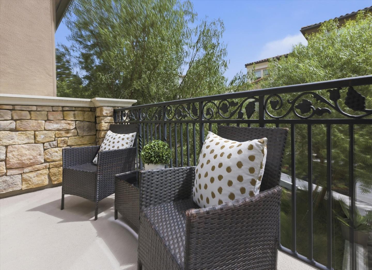 Detail Gallery Image 31 of 38 For 302 Cherokee Loop, Mountain View,  CA 94043 - 3 Beds | 3/1 Baths