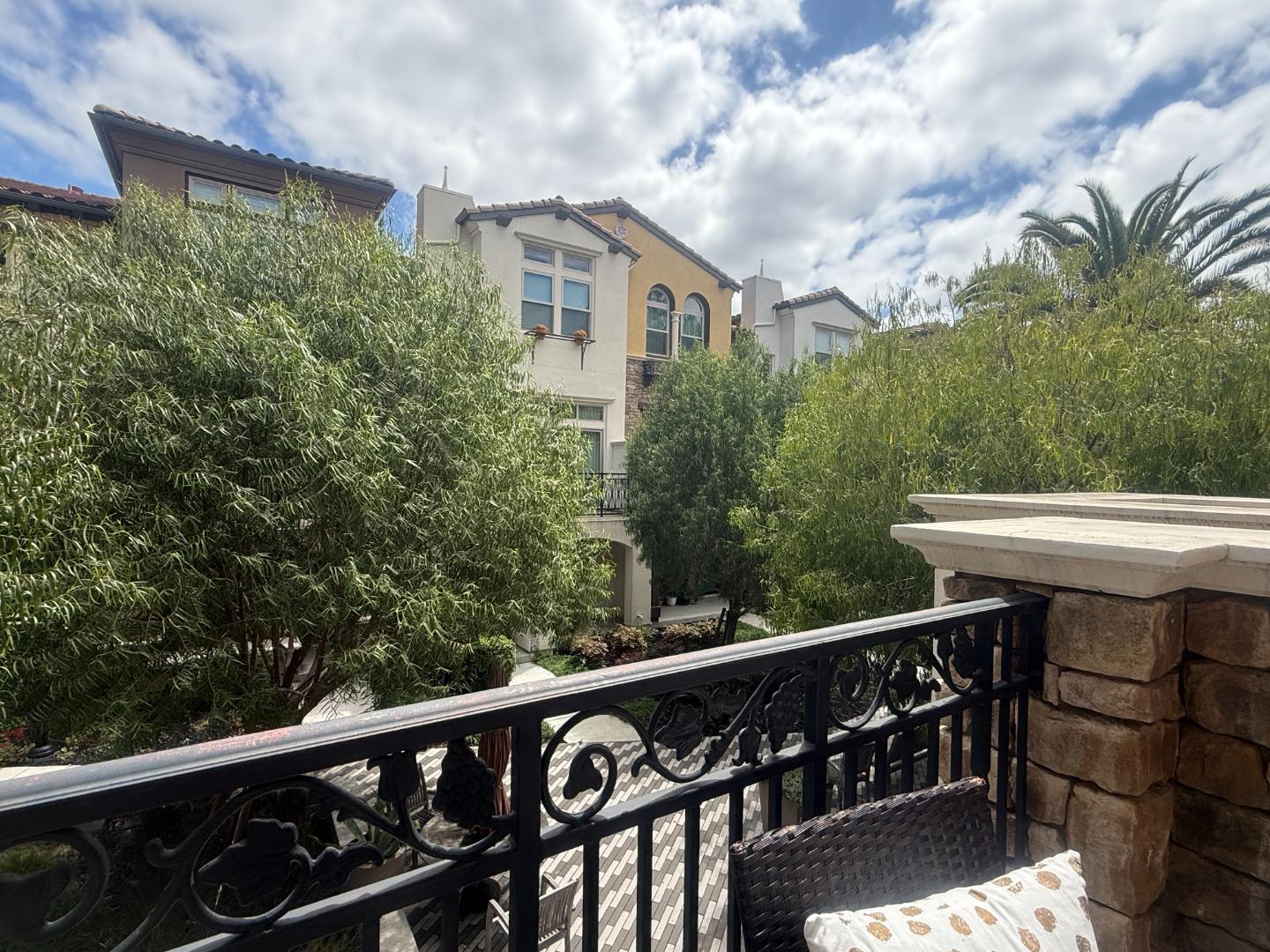 Detail Gallery Image 33 of 38 For 302 Cherokee Loop, Mountain View,  CA 94043 - 3 Beds | 3/1 Baths