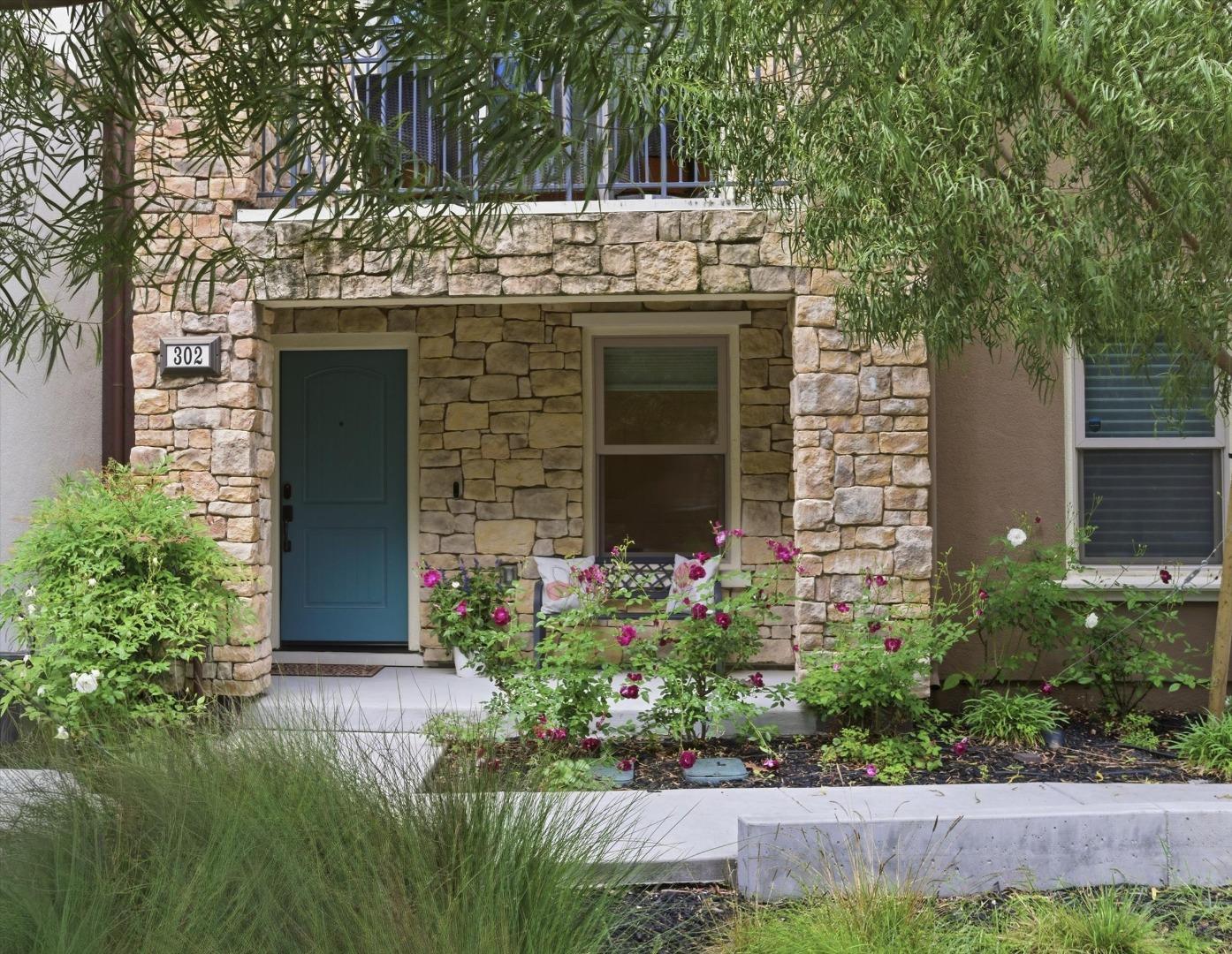 Detail Gallery Image 7 of 38 For 302 Cherokee Loop, Mountain View,  CA 94043 - 3 Beds | 3/1 Baths