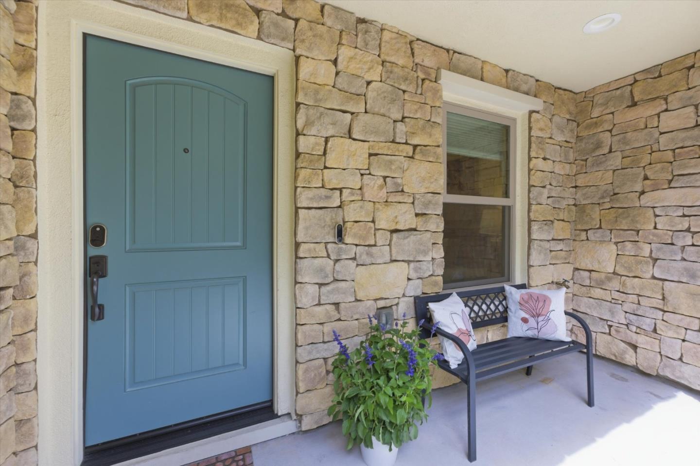 Detail Gallery Image 8 of 38 For 302 Cherokee Loop, Mountain View,  CA 94043 - 3 Beds | 3/1 Baths