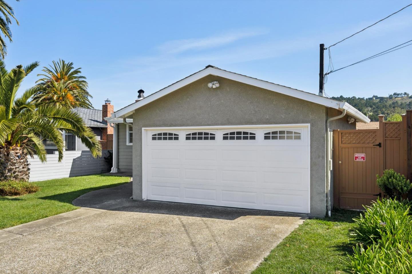 Detail Gallery Image 3 of 30 For 735 Montezuma Dr, Pacifica,  CA 94044 - 3 Beds | 1 Baths