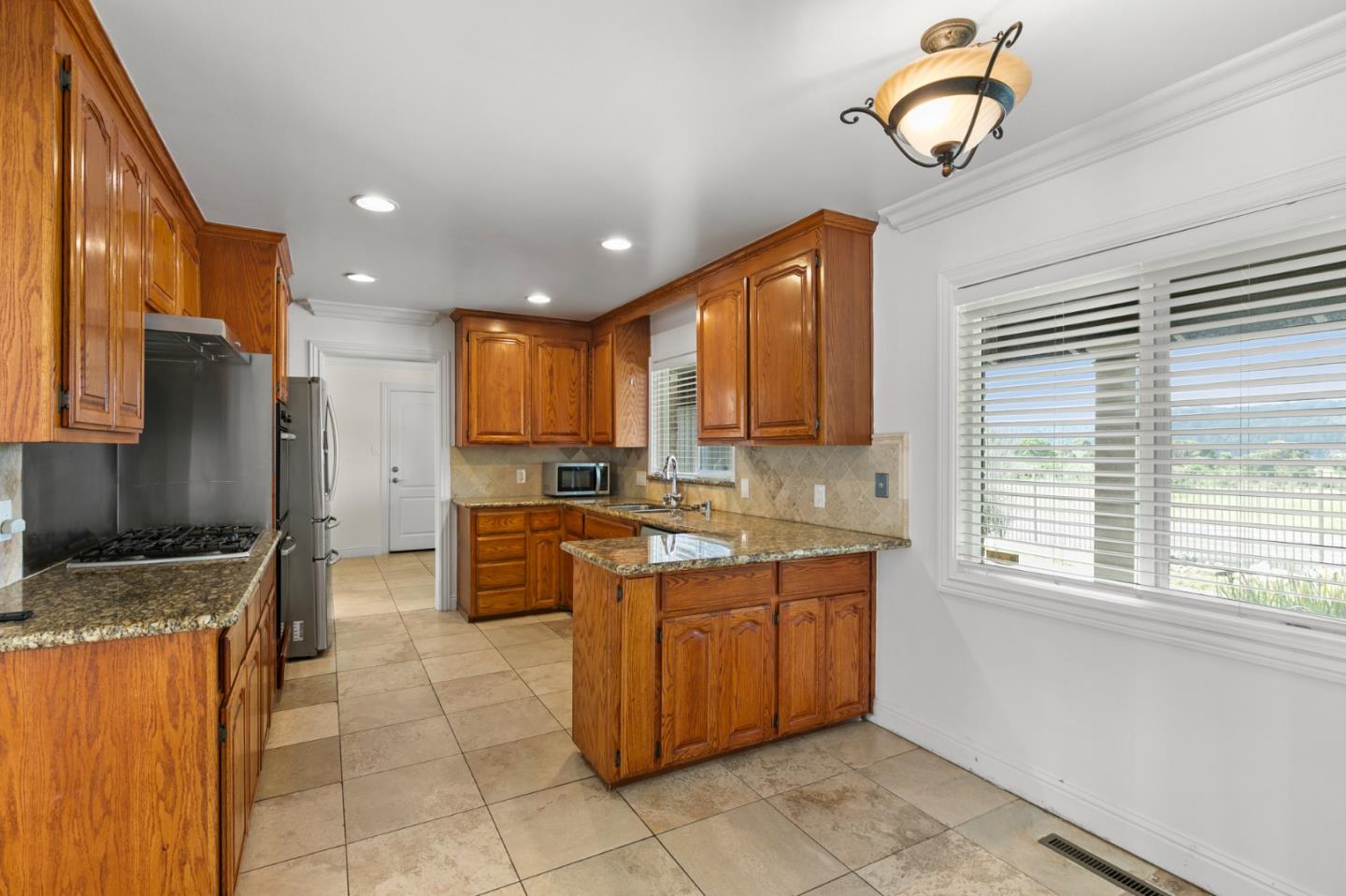 Detail Gallery Image 4 of 11 For 1824 Black Mountain Rd, Hillsborough,  CA 94010 - 3 Beds | 2/1 Baths