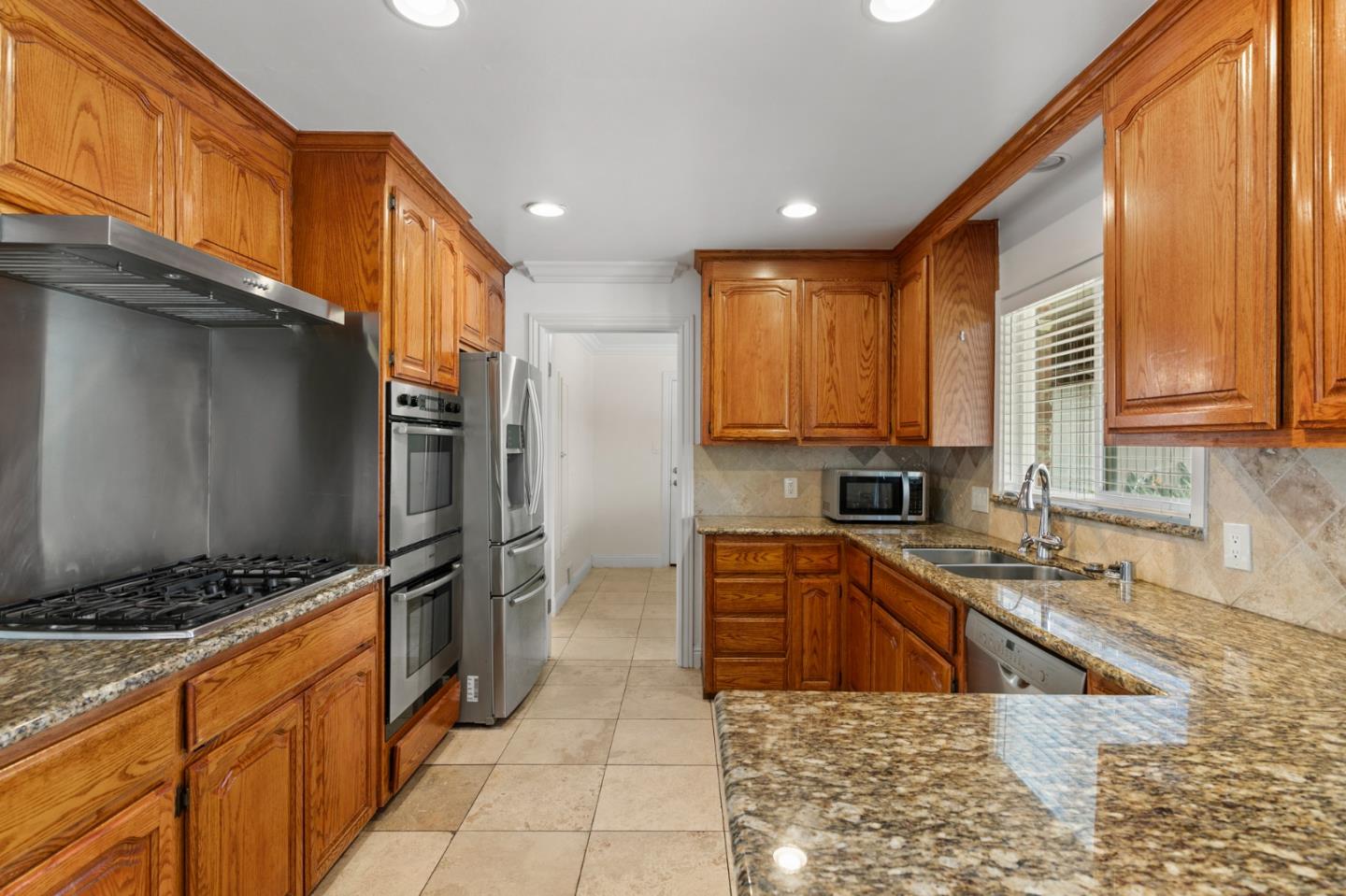 Detail Gallery Image 5 of 11 For 1824 Black Mountain Rd, Hillsborough,  CA 94010 - 3 Beds | 2/1 Baths