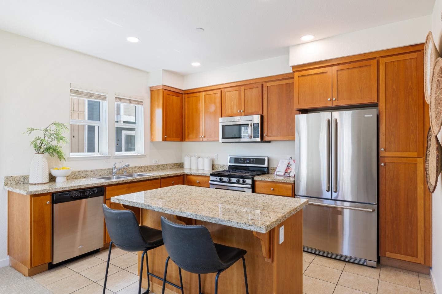 Detail Gallery Image 10 of 26 For 1918 Newbury Dr, Mountain View,  CA 94043 - 3 Beds | 3/1 Baths