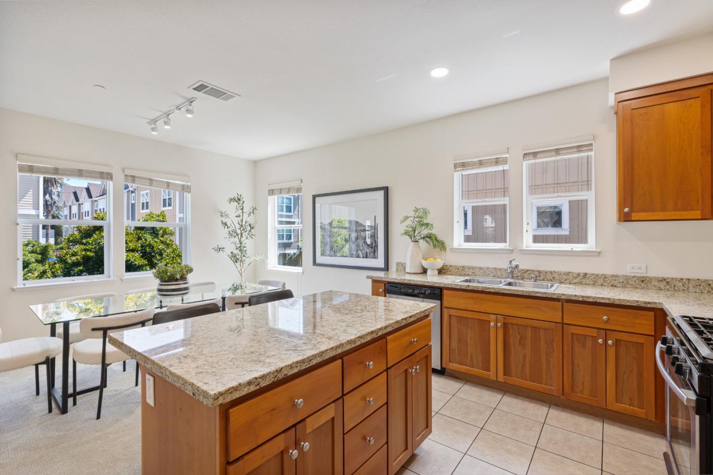 Detail Gallery Image 11 of 26 For 1918 Newbury Dr, Mountain View,  CA 94043 - 3 Beds | 3/1 Baths