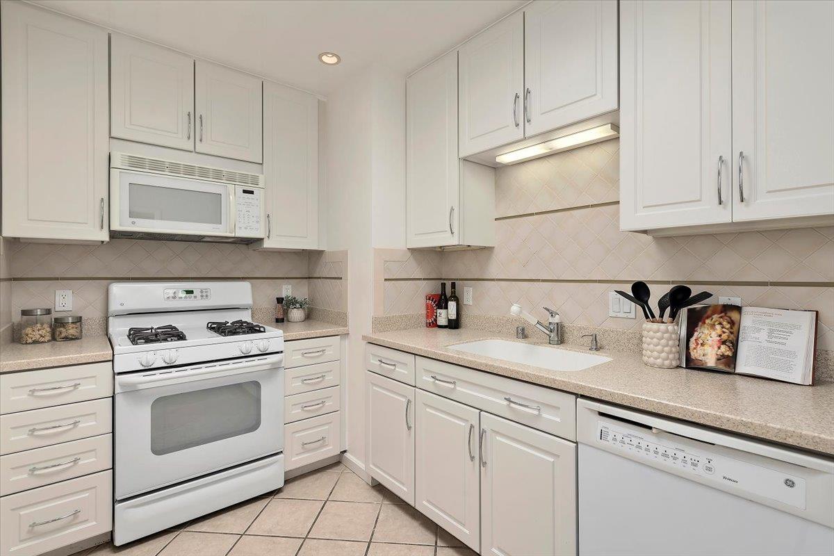 Detail Gallery Image 8 of 25 For 2654 18th Ave, San Francisco,  CA 94116 - 3 Beds | 2 Baths