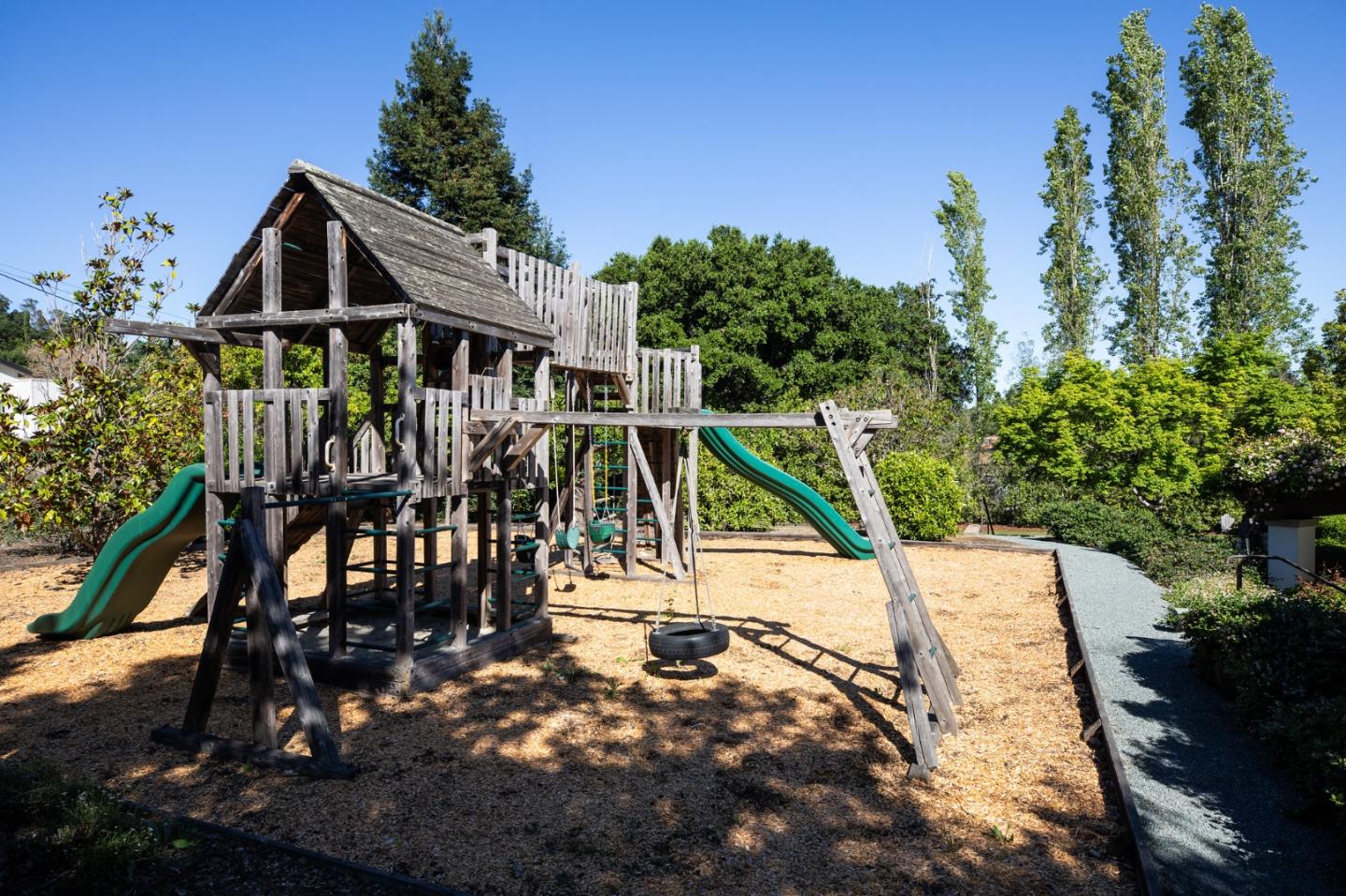 Detail Gallery Image 18 of 22 For 12366 Priscilla Ln, Los Altos Hills,  CA 94022 - 5 Beds | 4/2 Baths