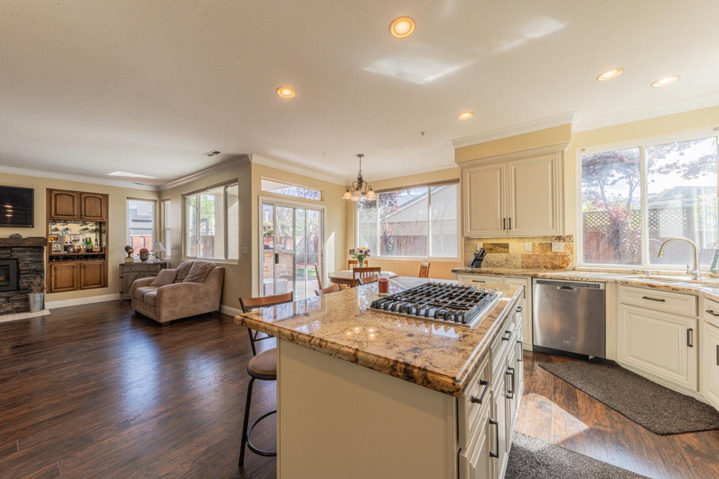 Detail Gallery Image 13 of 55 For 18300 Meadow Song Way, Salinas,  CA 93908 - 5 Beds | 3 Baths