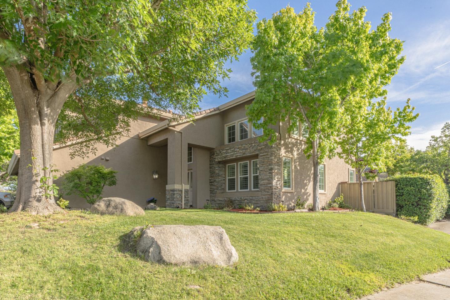 Detail Gallery Image 2 of 55 For 18300 Meadow Song Way, Salinas,  CA 93908 - 5 Beds | 3 Baths