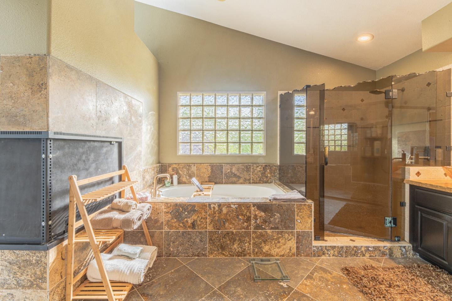 Detail Gallery Image 33 of 55 For 18300 Meadow Song Way, Salinas,  CA 93908 - 5 Beds | 3 Baths