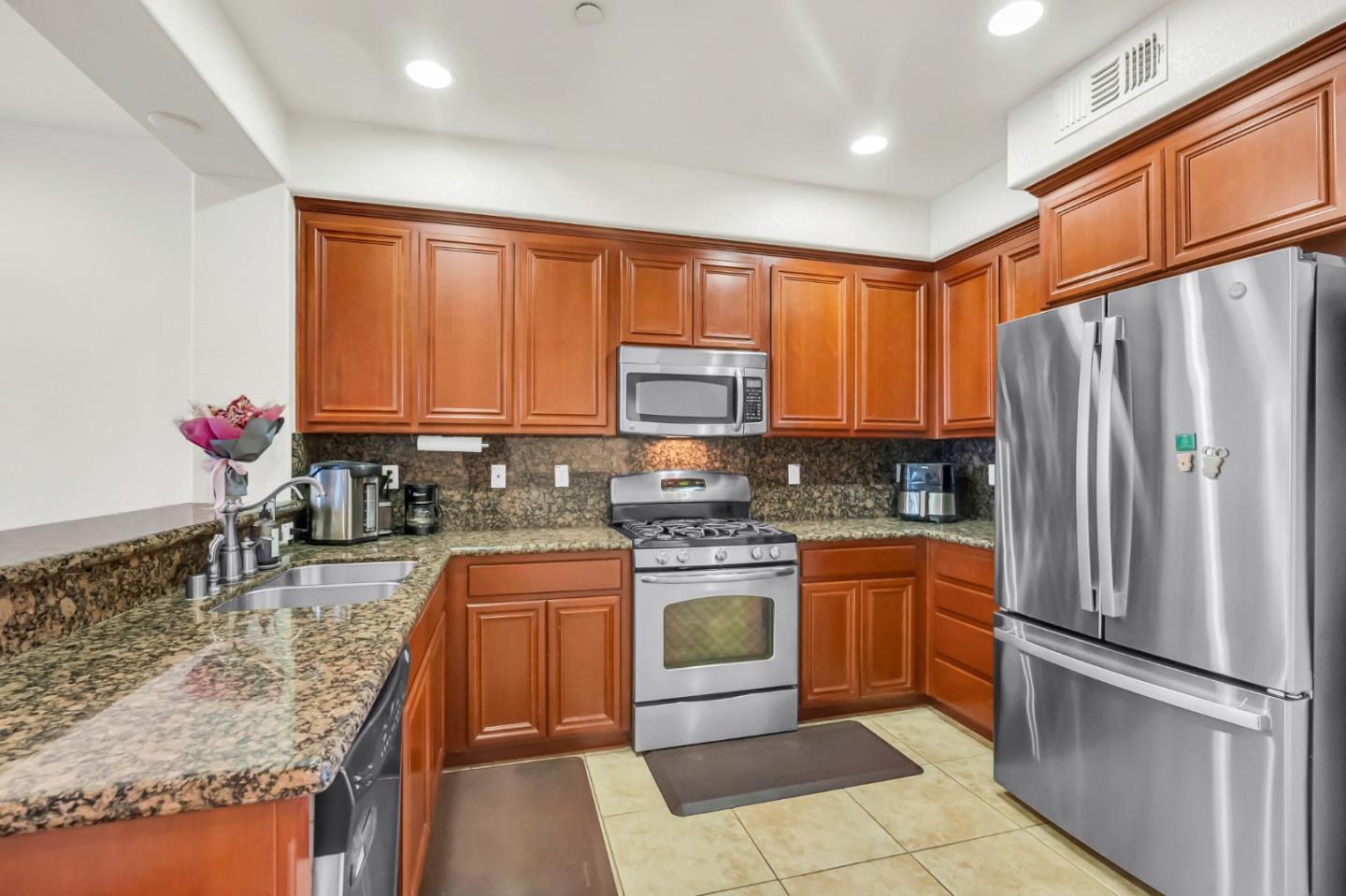 Detail Gallery Image 6 of 38 For 23 Bettencourt Way, Milpitas,  CA 95035 - 3 Beds | 3 Baths