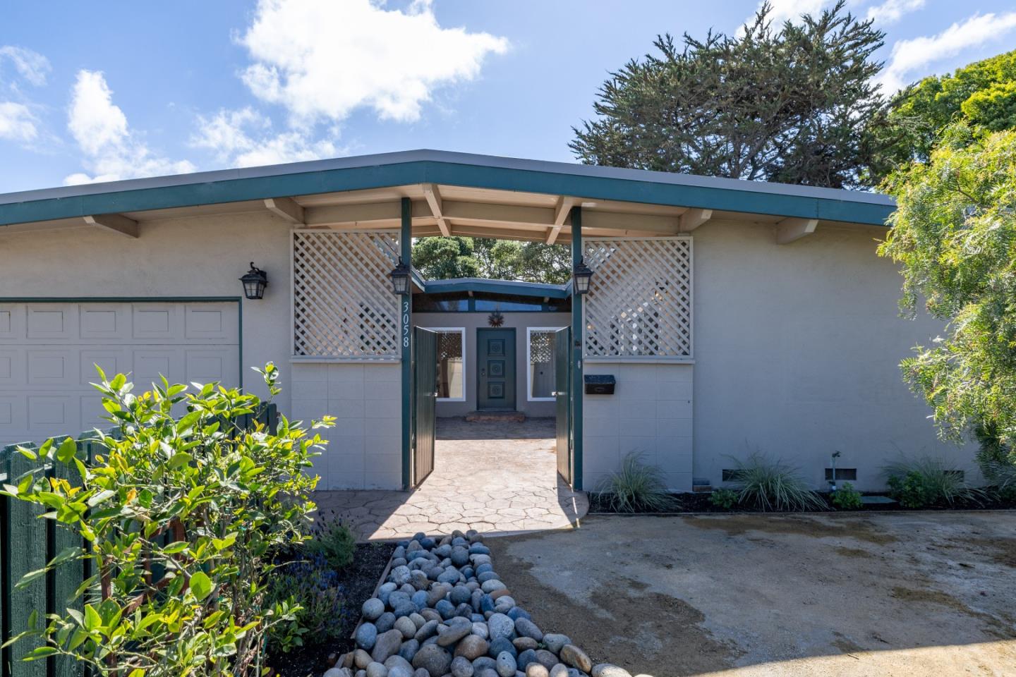 Detail Gallery Image 4 of 43 For 3058 Berney Dr, Marina,  CA 93933 - 3 Beds | 2 Baths