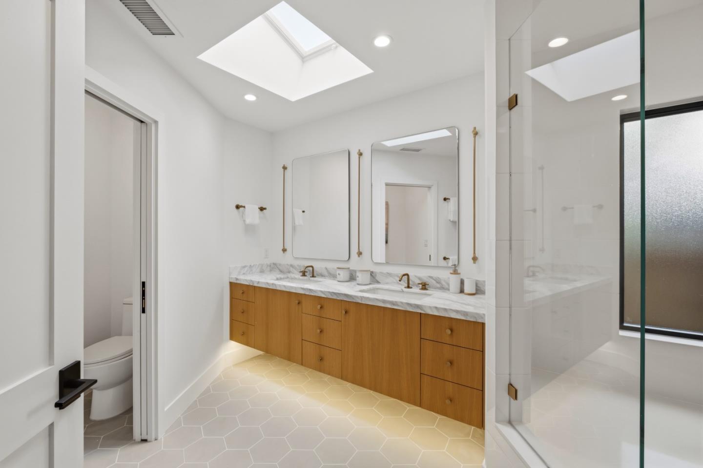 Detail Gallery Image 14 of 25 For 121 Inner Cir, Redwood City,  CA 94062 - 3 Beds | 2 Baths