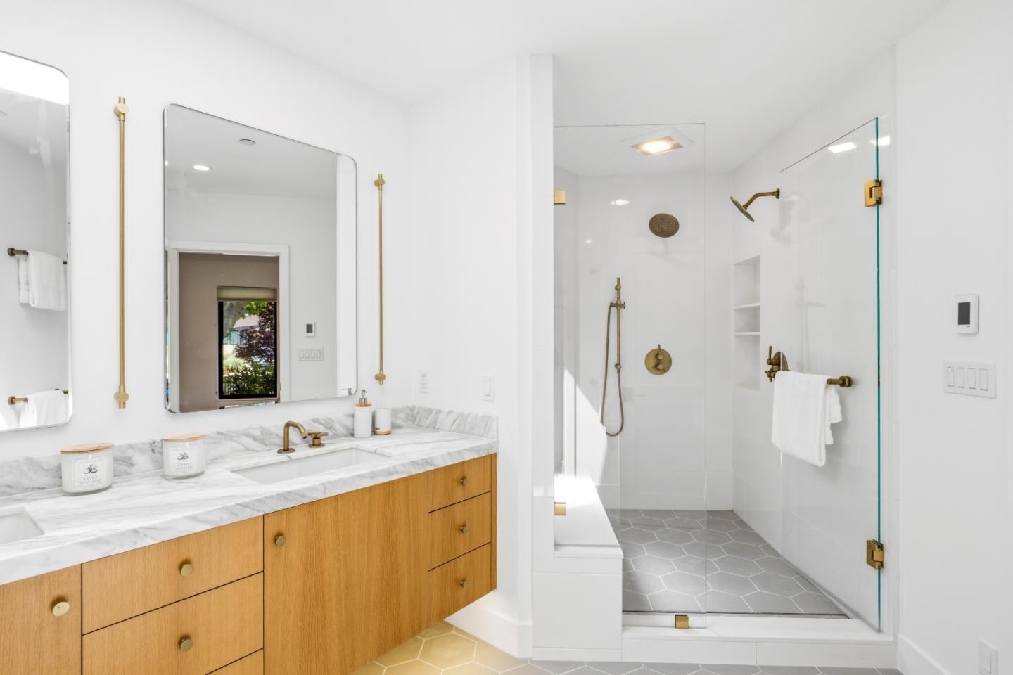 Detail Gallery Image 15 of 25 For 121 Inner Cir, Redwood City,  CA 94062 - 3 Beds | 2 Baths