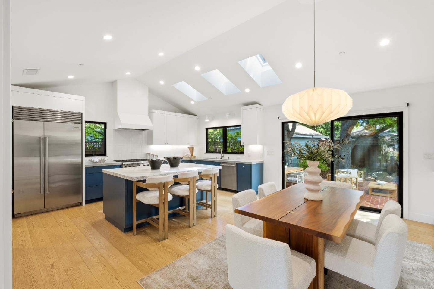 Detail Gallery Image 6 of 25 For 121 Inner Cir, Redwood City,  CA 94062 - 3 Beds | 2 Baths