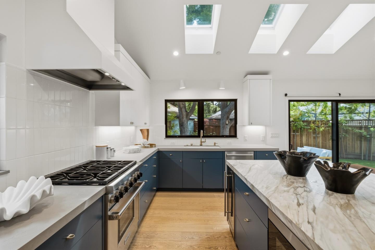 Detail Gallery Image 7 of 25 For 121 Inner Cir, Redwood City,  CA 94062 - 3 Beds | 2 Baths