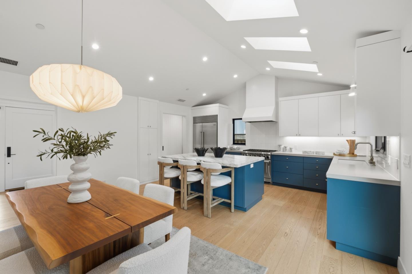 Detail Gallery Image 8 of 25 For 121 Inner Cir, Redwood City,  CA 94062 - 3 Beds | 2 Baths