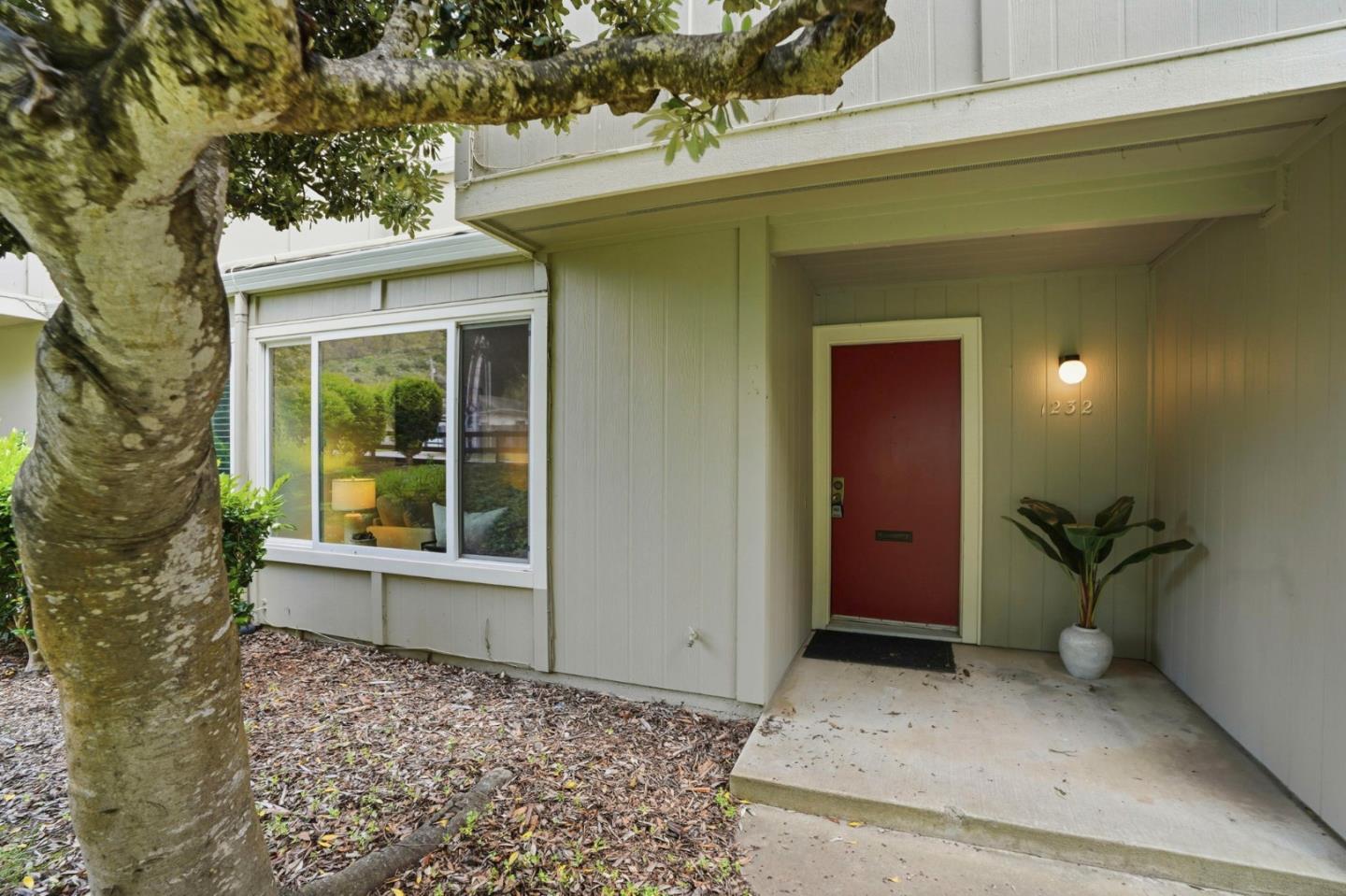 Detail Gallery Image 2 of 34 For Rosita Rd, Pacifica,  CA 94044 - 2 Beds | 1/1 Baths