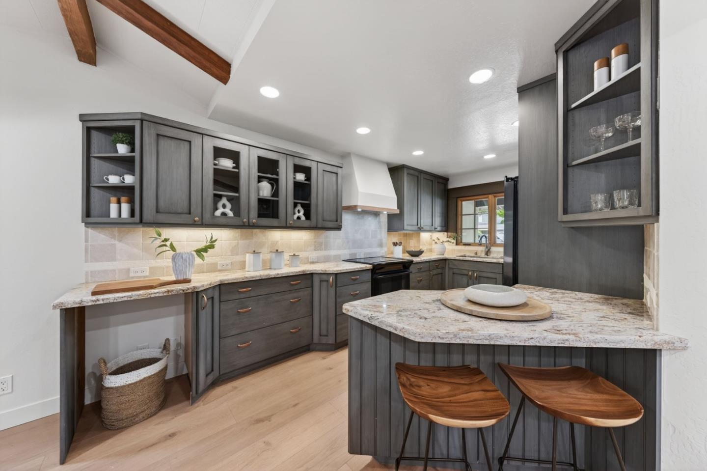 Detail Gallery Image 15 of 53 For 2734 Doverton Sq, Mountain View,  CA 94040 - 4 Beds | 2/1 Baths