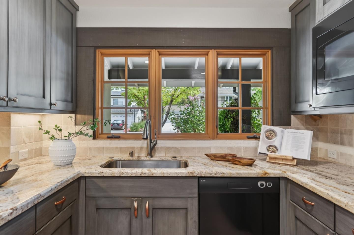 Detail Gallery Image 16 of 53 For 2734 Doverton Sq, Mountain View,  CA 94040 - 4 Beds | 2/1 Baths