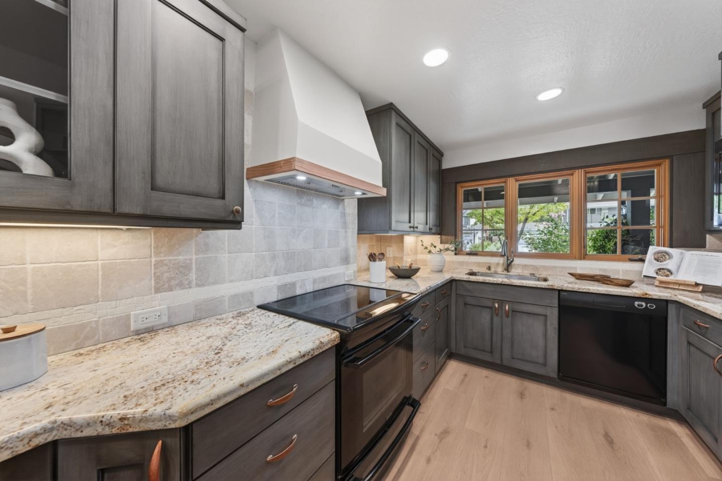 Detail Gallery Image 18 of 53 For 2734 Doverton Sq, Mountain View,  CA 94040 - 4 Beds | 2/1 Baths