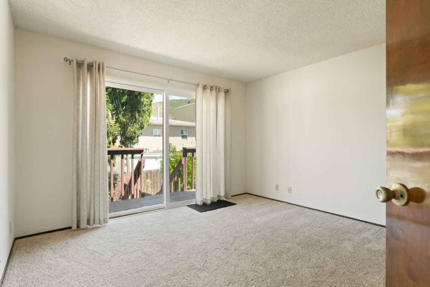 Detail Gallery Image 12 of 27 For Lisbon St, Daly City,  CA 94014 - 4 Beds | 3 Baths