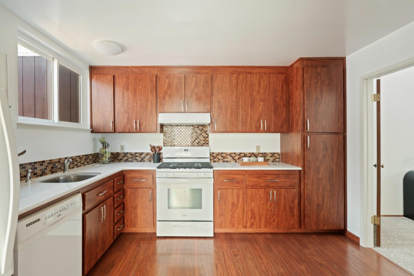 Detail Gallery Image 6 of 27 For Lisbon St, Daly City,  CA 94014 - 4 Beds | 3 Baths