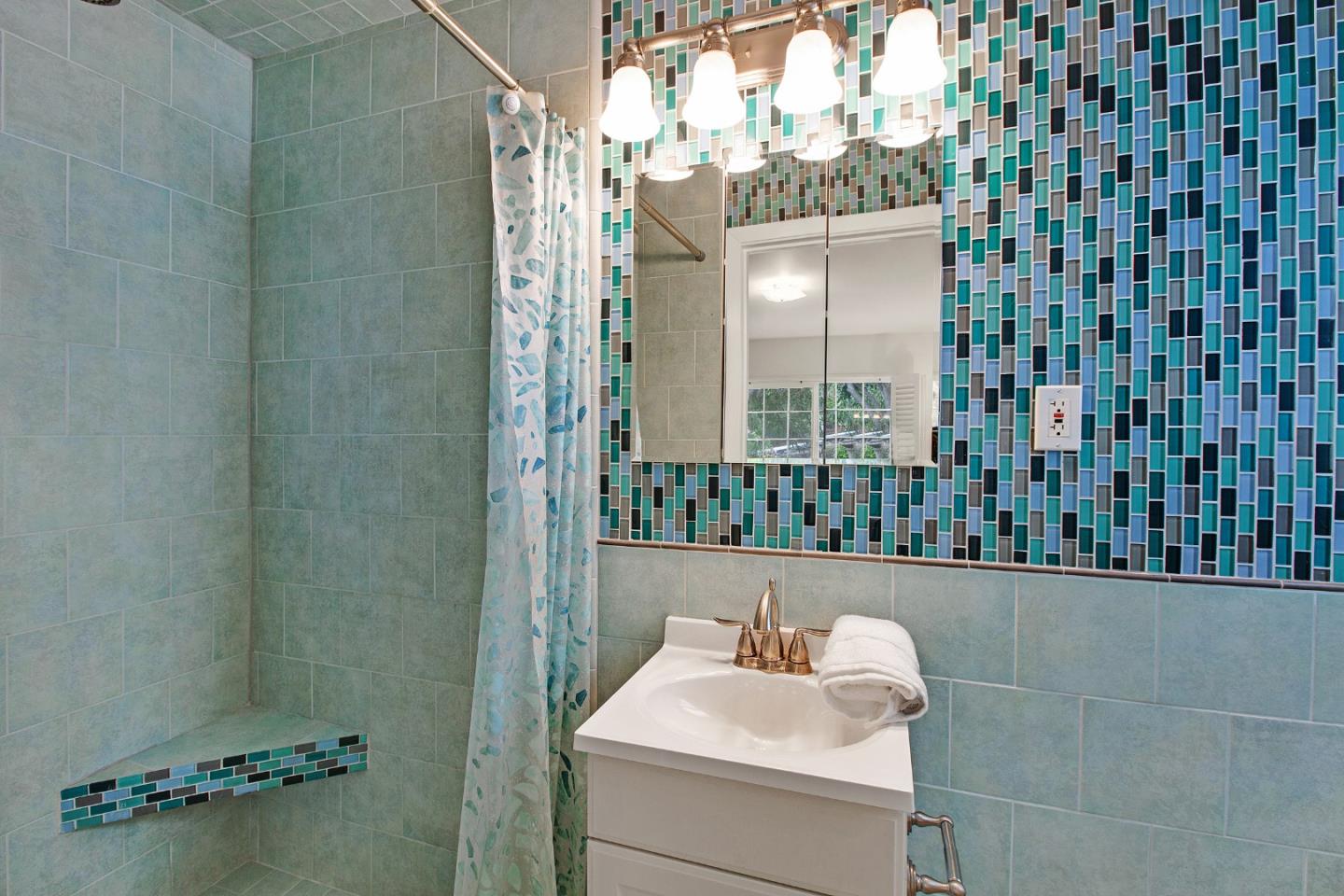 Detail Gallery Image 16 of 32 For 209 Clifton Ave, San Carlos,  CA 94070 - 3 Beds | 3 Baths