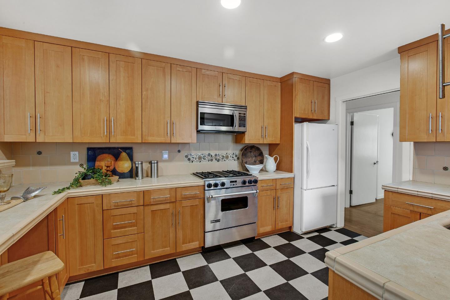 Detail Gallery Image 8 of 32 For 209 Clifton Ave, San Carlos,  CA 94070 - 3 Beds | 3 Baths