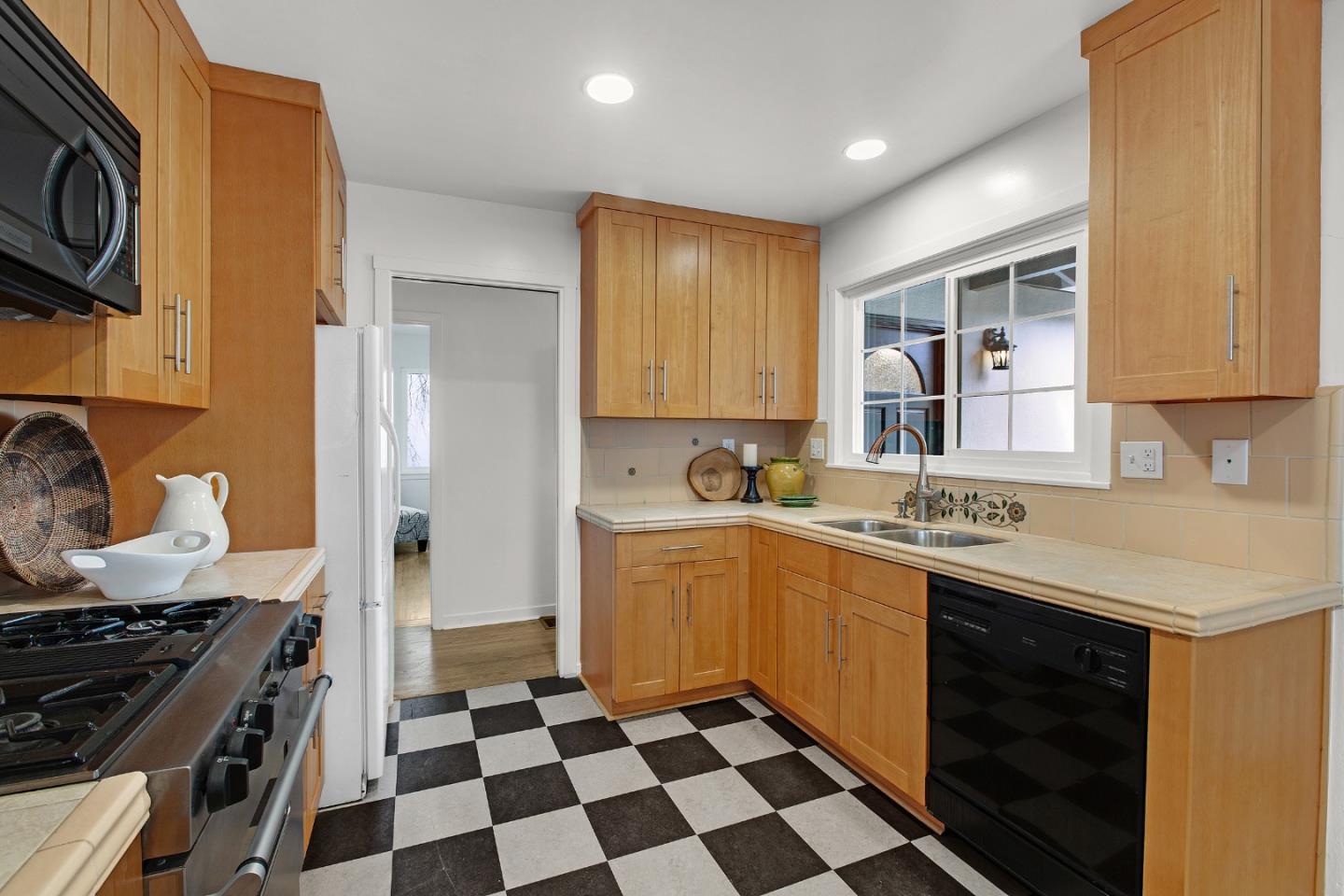 Detail Gallery Image 9 of 32 For 209 Clifton Ave, San Carlos,  CA 94070 - 3 Beds | 3 Baths