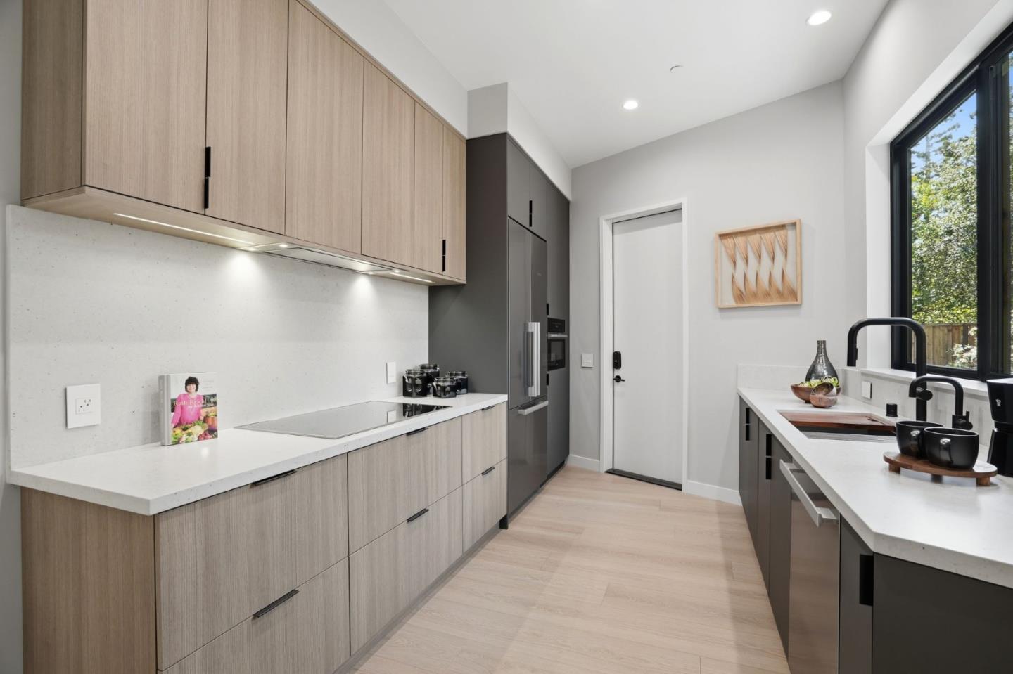 Detail Gallery Image 19 of 75 For 90 Crescent Dr, Palo Alto,  CA 94301 - 6 Beds | 5/2 Baths