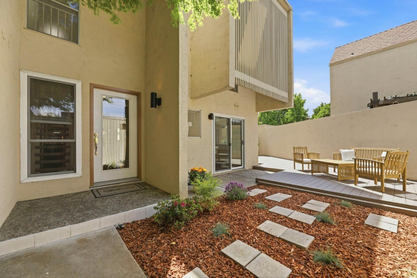 Detail Gallery Image 5 of 37 For 518 N Castlerock Ter, Sunnyvale,  CA 94087 - 3 Beds | 2/1 Baths