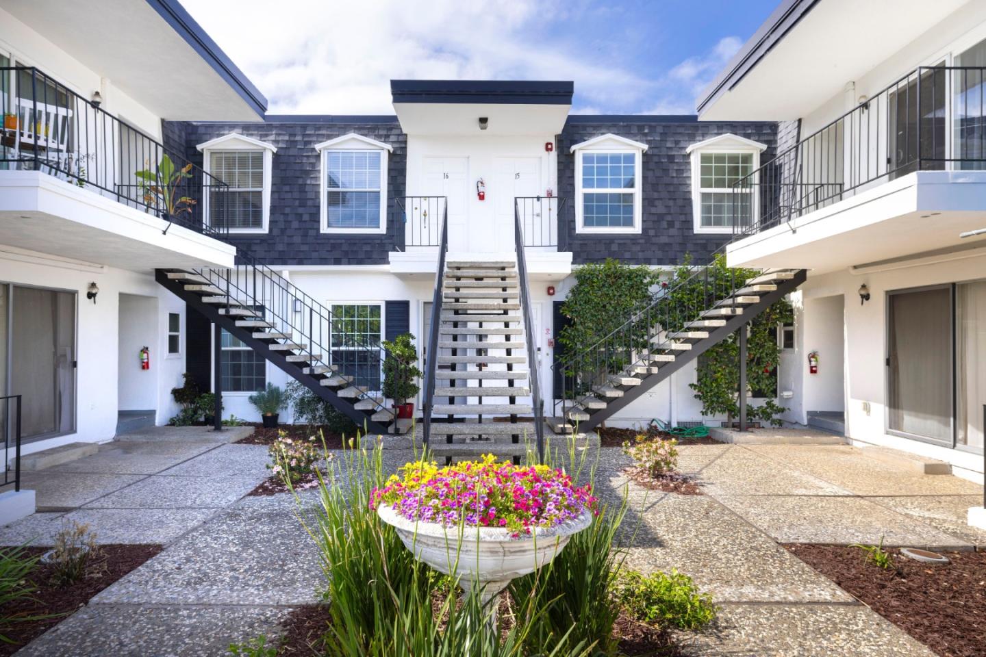 Detail Gallery Image 3 of 17 For 1915 Mount Vernon Ct #15,  Mountain View,  CA 94040 - 1 Beds | 1 Baths